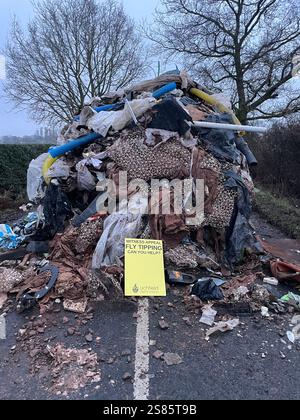 Der zehn Meter hohe Abfallhaufen aus der Water Lane am Stadtrand von Lichfield in Staffordshire. Die Kommunalbehörde sucht nach Videonachweisen, um die Fliegenkipper aufzuspüren, die einen riesigen Hügel mit Baumüll über 40 Meter entlang einer zweispurigen Straße ablegten und den Zugang zu Häusern und Unternehmen blockierten. Bilddatum: Dienstag, 21. Januar 2025. Stockfoto
