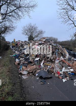 Der zehn Meter hohe Abfallhaufen aus der Water Lane am Stadtrand von Lichfield in Staffordshire. Die Kommunalbehörde sucht nach Videonachweisen, um die Fliegenkipper aufzuspüren, die einen riesigen Hügel mit Baumüll über 40 Meter entlang einer zweispurigen Straße ablegten und den Zugang zu Häusern und Unternehmen blockierten. Bilddatum: Dienstag, 21. Januar 2025. Stockfoto
