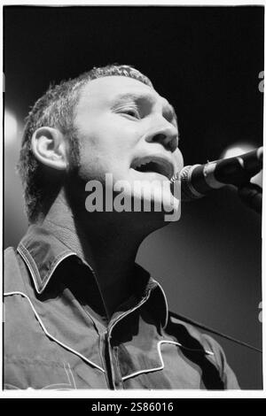 DAVID GRAY, KONZERT, 2000: Sänger Songwriter David Gray spielte am 8. Oktober 2000 in der Great Hall der Cardiff University in Cardiff, Wales. Foto: Rob Watkins. INFO: David Gray ist ein britischer Singer-Songwriter, der für seine emotionale Stimme und seinen poetischen Text gefeiert wird. Sein bahnbrechendes Album White Ladder (1998) mit Hits wie „Babylon“ erlangte weltweiten Erfolg und festigte seinen Platz als führende Persönlichkeit in der zeitgenössischen Folk-Pop-Musik. Stockfoto