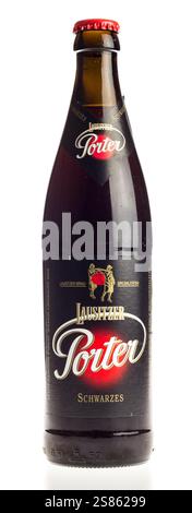 Flasche deutsches schwarzes Lausitzer Porter Bier isoliert auf weißem Hintergrund Stockfoto