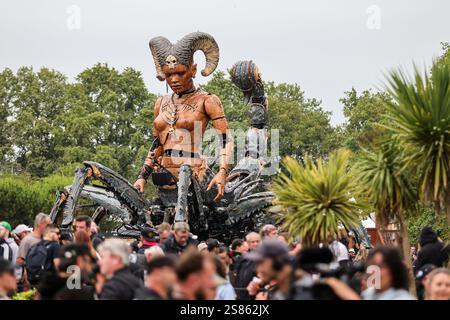 Clisson (Nordwestfrankreich), 29.-30. Juni 2024: Hellfest 2024, der Wächter der Dunkelheit, die neueste Schöpfung aus Francois Delarozière Straße thea Stockfoto