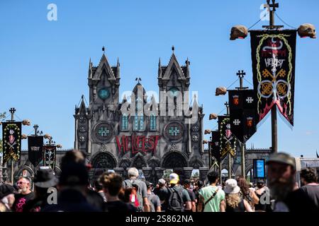 Clisson (Nordwestfrankreich), 29.-30. Juni 2024: Hellfest 2024, Festivalbesucher und die Hellfestkathedrale am Eingang zum Gelände. Menschenmenge und bann Stockfoto