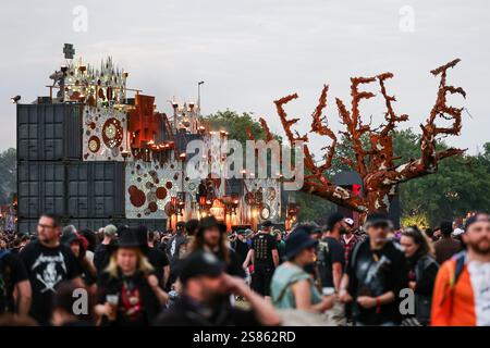 Clisson (Nordwestfrankreich), 29.-30. Juni 2024: Hellfest 2024, Atmosphäre in den Festivalgängen mit den Menschenmassen der Festivalbesucher Stockfoto