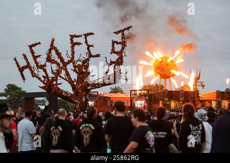 Clisson (Nordwestfrankreich), 29.-30. Juni 2024: Hellfest 2024, Atmosphäre in den Festivalgängen mit den Menschenmassen der Festivalbesucher Stockfoto