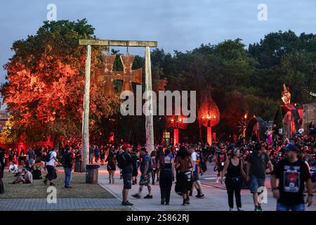 Clisson (Nordwestfrankreich), 29.-30. Juni 2024: Hellfest 2024, abendliche Atmosphäre mit Festivalbesuchern in den Festivalgängen Stockfoto