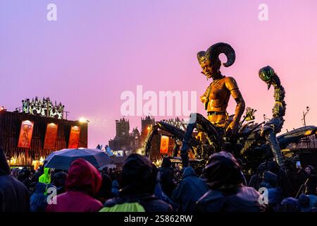 Clisson (Nordwestfrankreich), 29.-30. Juni 2024: Hellfest 2024, der Wächter der Dunkelheit, die neueste Schöpfung aus Francois Delarozière Straße thea Stockfoto