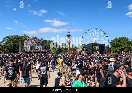 Clisson (Nordwestfrankreich), 29.-30. Juni 2024: Hellfest 2024, Atmosphäre mit Festivalbesuchern in den Festivalgängen Stockfoto