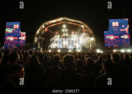 Clisson (Nordwestfrankreich), 29.-30. Juni 2024: Hellfest 2024, nächtliche Atmosphäre mit Festivalbesuchern auf dem Festivalgelände während des Konzerts von Co Stockfoto