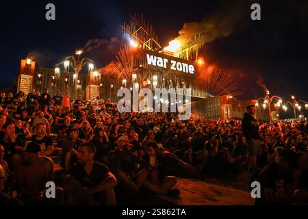 Clisson (Nordwestfrankreich), 29.-30. Juni 2024: Hellfest 2024, nächtliche Atmosphäre mit Festivalbesuchern auf dem Festivalgelände während des Konzerts am Th Stockfoto