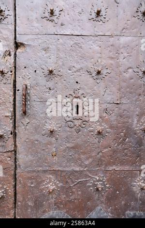 Schmiedeeiserne Türverriegelung an Vintage Tür in Albarracin Stadt, Teruel, Spanien Stockfoto