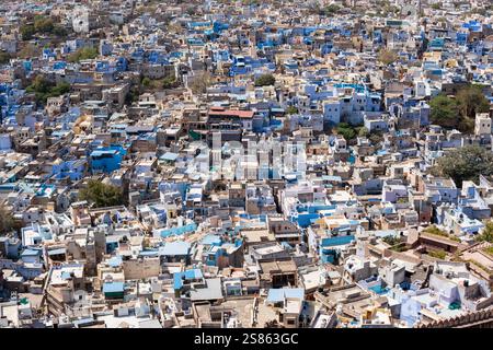 Panoramablick auf die Altstadt von Jodhpur. Blick aus der Vogelperspektive auf traditionelle blaue Häuser bei Sonnenuntergang in Rajasthan, Indien. Stockfoto
