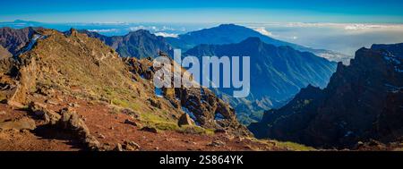 Panoramablick auf die Roque de los Muchachos, Teil des Nationalparks Caldera de Taburiente auf der Insel La Palma, Teil der Kanarischen Inseln von Spanien Stockfoto