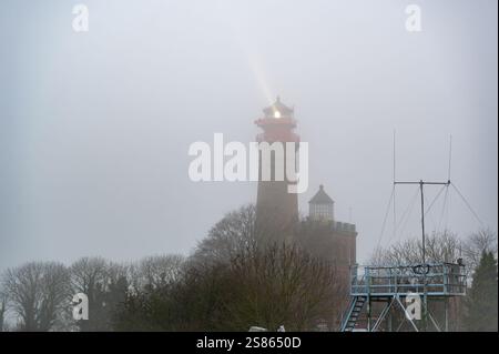 Die beiden Leuchttürme am Kap Arkona auf der Insel Rügen, bei nebligem, bewölktem Winterwetter. Der größere strahlt Licht. Stockfoto