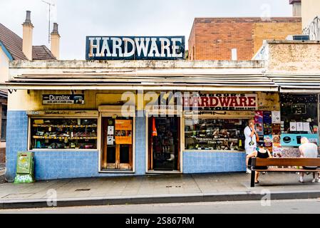 Januar 2025: Ambour's Hardware Store in Redfern, Sydney, hat angekündigt, dass er zum Verkauf steht oder geschlossen wird, nachdem Joe, der Eigentümer, 55 Jahre hinter dem Tresen steht Stockfoto