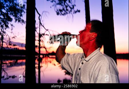 Mann trinkt Bier Stockfoto