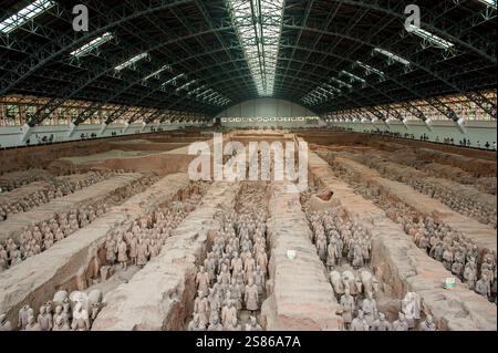 Die Terrakotta-Armee besteht aus 8000 Soldaten, 130 Wagen mit 520 Pferden und 150 Kavallerie-Pferden, die mit dem ersten Kaiser von China begraben wurden Stockfoto