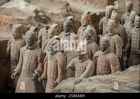 Die Terrakotta-Armee besteht aus 8000 Soldaten, 130 Wagen mit 520 Pferden und 150 Kavallerie-Pferden, die mit dem ersten Kaiser von China begraben wurden Stockfoto