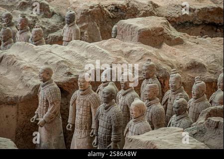 Die Terrakotta-Armee besteht aus 8000 Soldaten, 130 Wagen mit 520 Pferden und 150 Kavallerie-Pferden, die mit dem ersten Kaiser von China begraben wurden Stockfoto