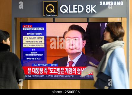 Seoul, Südkorea. Januar 2025. Eine 24-stündige Yonhap-Nachrichtensendung am Bahnhof Seoul zeigt Nachrichten mit dem angeklagten südkoreanischen Präsidenten Yoon Suk Yeol, während er an seinem Amtsenthebungsverfahren vor dem Verfassungsgericht teilnimmt. Der angeklagte südkoreanische Präsident Yoon Suk Yeol erschien am 21. Januar zum ersten Mal bei seinem Amtsenthebungsverfahren vor dem Verfassungsgericht, wo er von seinem langjährigen Glauben an die 'liberale Demokratie' sprach und die Bank bat, ihn positiv zu betrachten. Quelle: SOPA Images Limited/Alamy Live News Stockfoto