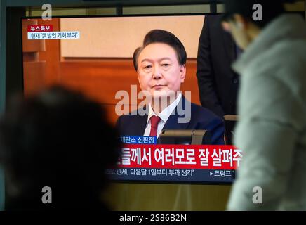 Seoul, Südkorea. Januar 2025. Eine 24-stündige Yonhap-Nachrichtensendung am Bahnhof Seoul zeigt Nachrichten mit dem angeklagten südkoreanischen Präsidenten Yoon Suk Yeol, während er an seinem Amtsenthebungsverfahren vor dem Verfassungsgericht teilnimmt. Der angeklagte südkoreanische Präsident Yoon Suk Yeol erschien am 21. Januar zum ersten Mal bei seinem Amtsenthebungsverfahren vor dem Verfassungsgericht, wo er von seinem langjährigen Glauben an die 'liberale Demokratie' sprach und die Bank bat, ihn positiv zu betrachten. Quelle: SOPA Images Limited/Alamy Live News Stockfoto