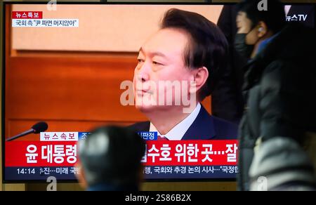Seoul, Südkorea. Januar 2025. Eine 24-stündige Yonhap-Nachrichtensendung am Bahnhof Seoul zeigt Nachrichten mit dem angeklagten südkoreanischen Präsidenten Yoon Suk Yeol, während er an seinem Amtsenthebungsverfahren vor dem Verfassungsgericht teilnimmt. Der angeklagte südkoreanische Präsident Yoon Suk Yeol erschien am 21. Januar zum ersten Mal bei seinem Amtsenthebungsverfahren vor dem Verfassungsgericht, wo er von seinem langjährigen Glauben an die 'liberale Demokratie' sprach und die Bank bat, ihn positiv zu betrachten. Quelle: SOPA Images Limited/Alamy Live News Stockfoto
