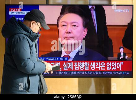 Seoul, Südkorea. Januar 2025. Eine 24-stündige Yonhap-Nachrichtensendung am Bahnhof Seoul zeigt Nachrichten mit dem angeklagten südkoreanischen Präsidenten Yoon Suk Yeol, während er an seinem Amtsenthebungsverfahren vor dem Verfassungsgericht teilnimmt. Der angeklagte südkoreanische Präsident Yoon Suk Yeol erschien am 21. Januar zum ersten Mal bei seinem Amtsenthebungsverfahren vor dem Verfassungsgericht, wo er von seinem langjährigen Glauben an die 'liberale Demokratie' sprach und die Bank bat, ihn positiv zu betrachten. Quelle: SOPA Images Limited/Alamy Live News Stockfoto