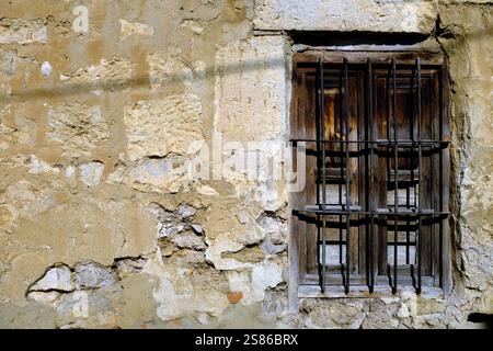 Alte Fenster mit Holzläden, Monzón de Campos, Provinz Palencia, Castile y Leon, Spanien Stockfoto