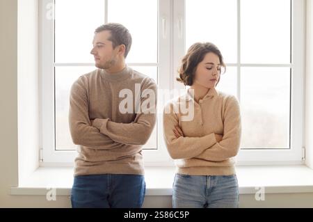 Schlimme Missverständnisse, traurige, besorgte junge Ehepartner, die sich entgegenschauen, nicht reden, nachdem sie sich gestritten haben Stockfoto