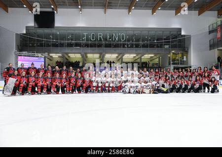 Das kanadische Team (L), das tschechische Team (C), das japanische Team (R) posieren bei der Women's Hockey Award-Zeremonie bei den FISU Winter World University Games. Tschechien gewinnt die Goldmedaille, Kanada ist Zweiter mit der Silbermedaille und Japan Dritter mit der Bronzemedaille. (Foto: Elena Vizzoca / SOPA Images/SIPA USA) Stockfoto