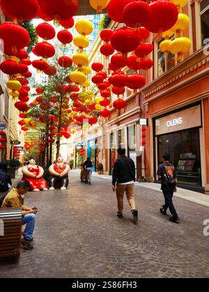 Hongkong, China - 21. Januar 2025 : die Lee Tung Avenue ist mit roten und gelben Laternen geschmückt, die das chinesische Neujahr feiern. Die Leute schlendern entlang der Co Stockfoto
