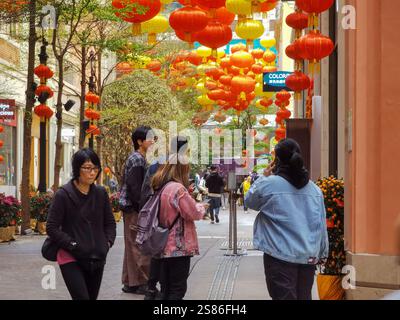Hongkong, China - 21. Januar 2025 : die Lee Tung Avenue ist mit festlichen roten und gelben Laternen für das chinesische Neujahr geschmückt. Die Leute schlendern entlang des vib Stockfoto