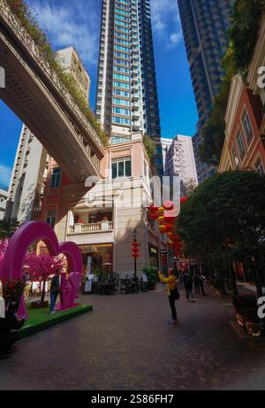 Hongkong, China - 21. Januar 2025 : die lebendige Stadtlandschaft der Lee Tung Avenue während des chinesischen Neujahrs. Moderne Wolkenkratzer über renoviertem Kulturerbe Stockfoto