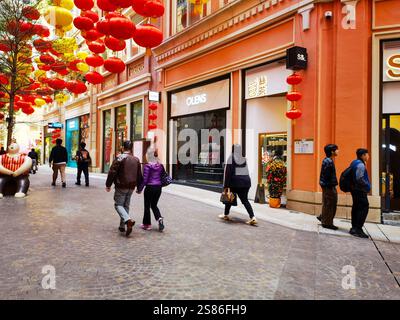 Hongkong, China - 21. Januar 2025 : die Lee Tung Avenue ist mit festlichen roten Laternen geschmückt, die das chinesische Neujahr feiern. Shopper schlendern entlang des Cha Stockfoto