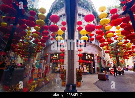 Hongkong, China - 21. Januar 2025 : die Lee Tung Avenue ist mit leuchtenden roten und gelben Laternen geschmückt, die das chinesische Neujahr feiern. Die festliche Dekora Stockfoto
