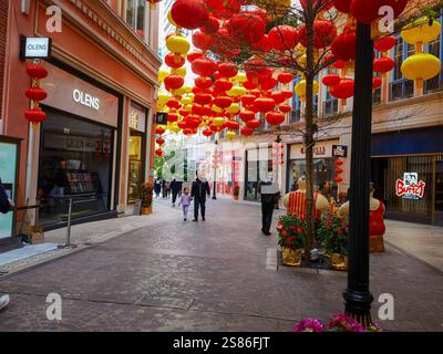 Hongkong, China - 21. Januar 2025 : die Lee Tung Avenue ist mit roten und gelben Laternen geschmückt und feiert das chinesische Neujahr. Shopper schlendern entlang der Stockfoto