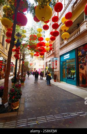 Hongkong, China - 21. Januar 2025 : die Lee Tung Avenue ist mit leuchtenden roten und goldenen Laternen geschmückt, die das chinesische Neujahr feiern. Fußgänger spazieren Stockfoto