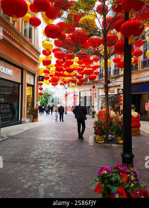 Hongkong, China - 21. Januar 2025 : die Lee Tung Avenue ist mit festlichen roten und goldenen Laternen geschmückt, die das chinesische Neujahr feiern. Die Atmosphäre ist V Stockfoto