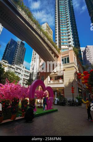 Hongkong, China - 21. Januar 2025 : die lebendige Dekoration des chinesischen Neujahrs der Lee Tung Avenue bildet einen atemberaubenden Kontrast zum modernen Stadtbild. P Stockfoto