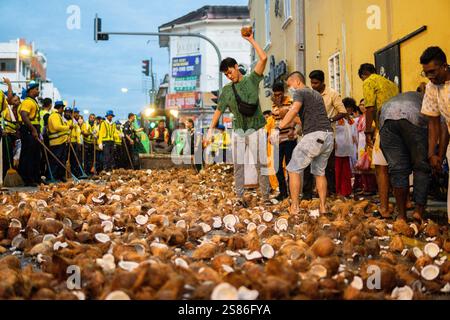 GEORGE TOWN, MALAYSIA – 24. JANUAR 2024: Hindu-Anhänger, die während der Thaipusam-Feier auf Penang i ein traditionelles Kokosbrecherritual durchführen Stockfoto