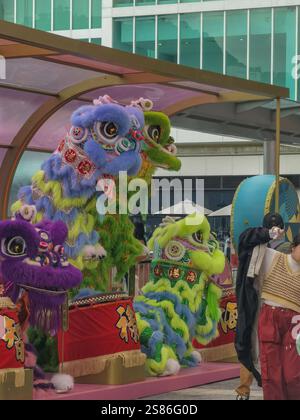 Hongkong, China - 21. Januar 2025 : lebendige Löwentänzer feiern in einer Harbour City Parade das chinesische Neujahr. Ihre farbenfrohen Kostüme und Energie Stockfoto
