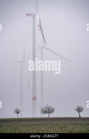 Windpark im Nebel, dunkle Doldrums, kein Wind, kein direktes Sonnenlicht, im rheinischen Braunkohlebergbau südlich des Tagebaus Garzweiler bei Bedburg, Stockfoto