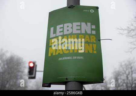 Berlin, Deutschland - 18. Januar 2025: Wahlplakat zur Bundestagswahl 2025 der Partei die Gruenen mit dem Text Leben: Make it aff Stockfoto