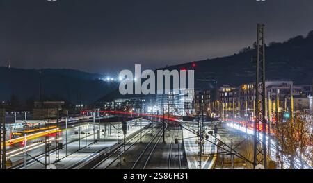 Bahnhof Esslingen bei Nacht, Lichtspur eines vorbeifahrenden Zuges. Esslingen am Neckar, Baden-Württemberg, Deutschland, Europa Stockfoto
