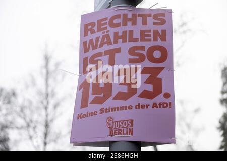 Berlin, Deutschland - 18. Januar 2025: Wahlplakat zur Bundestagswahl 2025 des Jusos Berlin mit dem Text Stimmrecht ist so 1933 Stockfoto