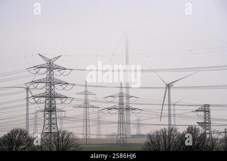 Windpark im Nebel, Hochspannungsmasten, dunkle Flecken, kein Wind, kein direktes Sonnenlicht, im rheinischen Braunkohlebergbaugebiet südlich von Rommerskirchen Nort Stockfoto
