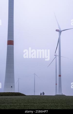 Windpark im Nebel, dunkle Doldrums, kein Wind, kein direktes Sonnenlicht, im rheinischen Braunkohlebergbau südlich des Tagebaus Garzweiler bei Bedburg, Stockfoto