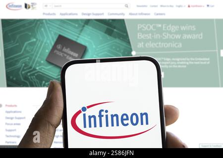 Das infineon-Logo wird auf dem Smartphone angezeigt. Die Infineon Technologies AG ist Deutschlands größter Halbleiterhersteller Stockfoto