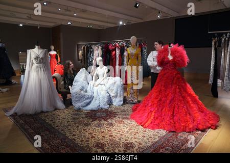 (Von links nach rechts) eine Angelina Jolie trug ein maßgeschneidertes Kleid (speziell für sie für die Premiere von „Maleficent: Mistress of Evil“ in London, 2019), geschätzte £ 5.000 - £ 8.000; ein Zendaya getragenes Ballkleid (getragen für ein Fotoshooting mit dem W Magazine im Jahr 2017), geschätzte £ 4.000 - £ 6.000; eine Nicole Kidman trug ein Kleid (getragen von ihr zu den GQ Awards 2019), geschätzte £ 3.000–£ 5.000, und eine Anne Hathaway trug Ballkleid und Bolero (getragen zur virtuellen Premiere von „The Witches“ in London 2020 während der COVID-19-Pandemie), geschätzte £ 5.000–£ 8.000, ausgestellt in Bonhams in London, Teil des Couture Archivs von Ralph Stockfoto