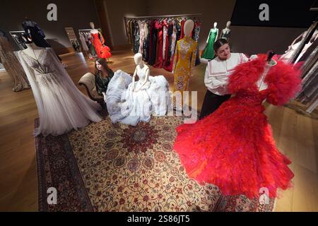 (Von links nach rechts) eine Angelina Jolie trug ein maßgeschneidertes Kleid (speziell für sie für die Premiere von „Maleficent: Mistress of Evil“ in London, 2019), geschätzte £ 5.000 - £ 8.000; ein Zendaya getragenes Ballkleid (getragen für ein Fotoshooting mit dem W Magazine im Jahr 2017), geschätzte £ 4.000 - £ 6.000; eine Nicole Kidman trug ein Kleid (getragen von ihr zu den GQ Awards 2019), geschätzte £ 3.000–£ 5.000, und eine Anne Hathaway trug Ballkleid und Bolero (getragen zur virtuellen Premiere von „The Witches“ in London 2020 während der COVID-19-Pandemie), geschätzte £ 5.000–£ 8.000, ausgestellt in Bonhams in London, Teil des Couture Archivs von Ralph Stockfoto