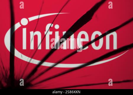 Das infineon-Logo ist auf dem zerbrochenen Glas zu sehen. Die Infineon Technologies AG ist Deutschlands größter Halbleiterhersteller Stockfoto